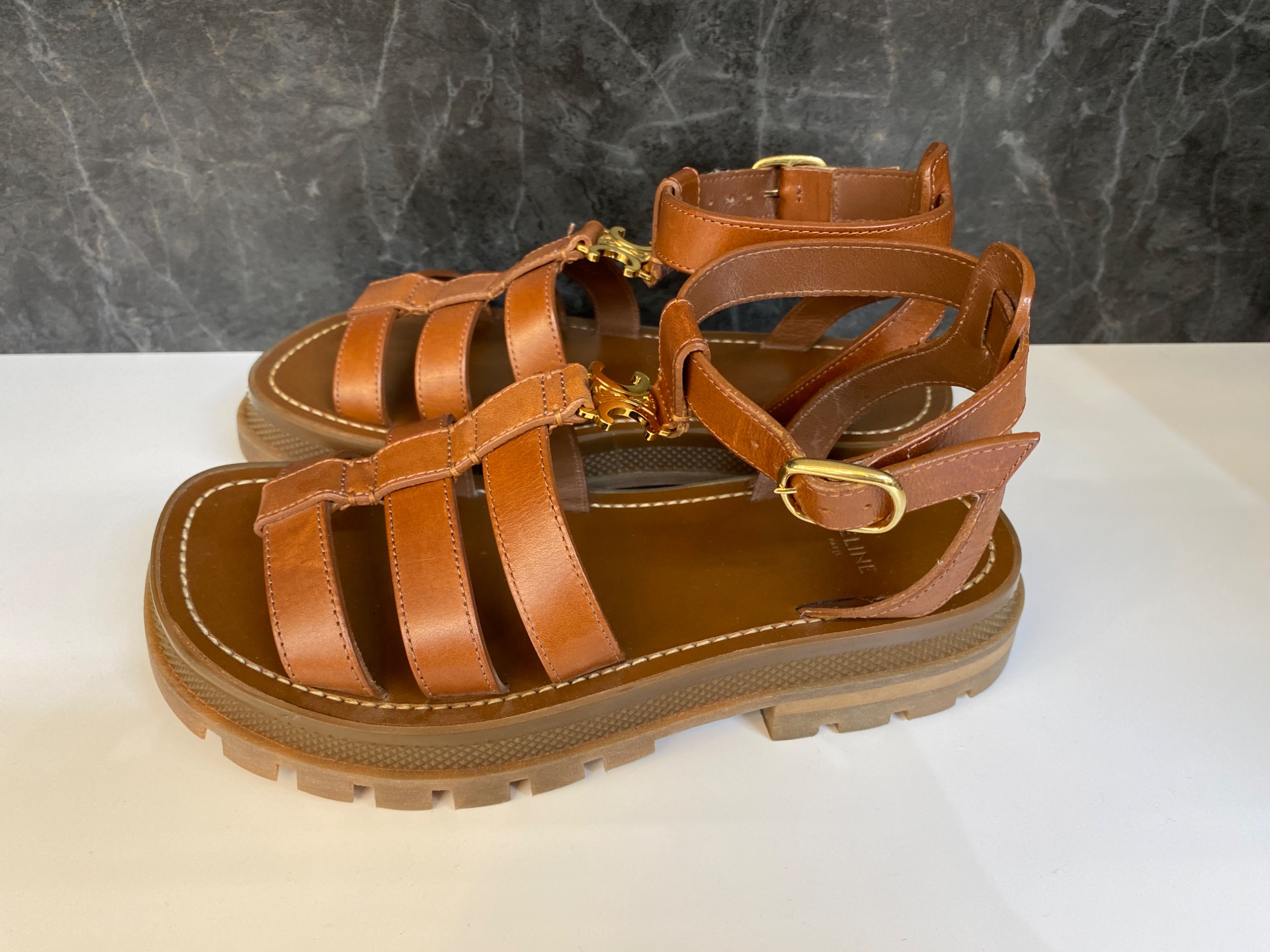 CELINE 夏の装いに ◆ リンピア グラディエーター サンダル 人気 CELINE(セリーヌ) グラディエーターサンダル が買取入荷致しまし