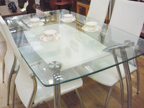 ガラステーブルのSTYL OIA