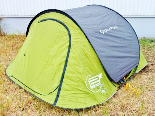 アウトドア用品のテント