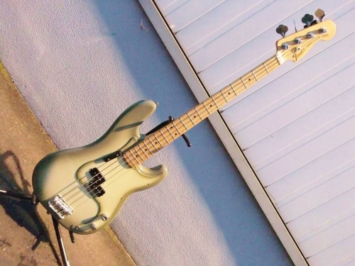 FENDERのエレキベース