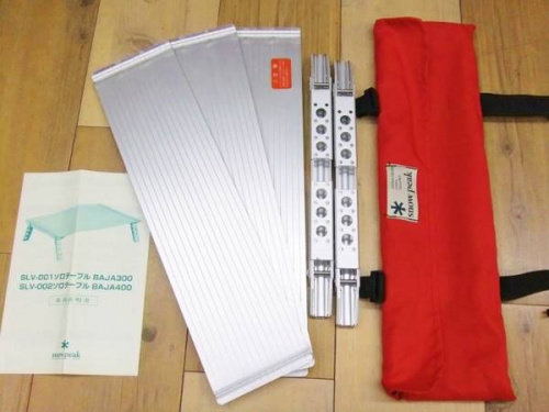 キャンプ用品のアウトドアテーブル