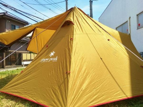 キャンプ用品のテント
