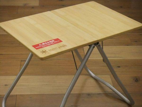キャンプ用品のアウトドアテーブル