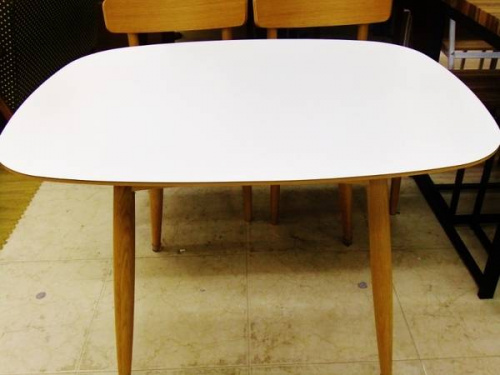 カリモク60のダイニングテーブル