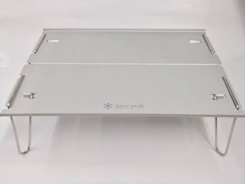 キャンプ用品のアウトドアテーブル