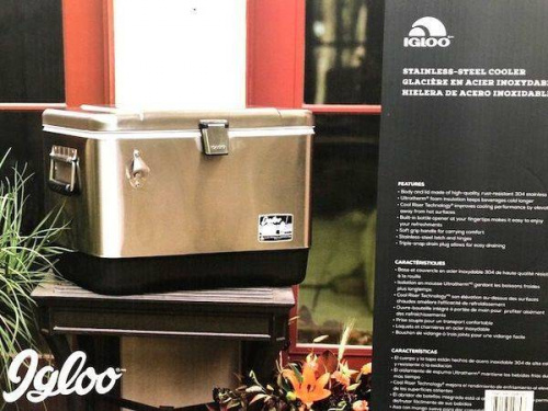 キャンプ用品のクーラーボックス