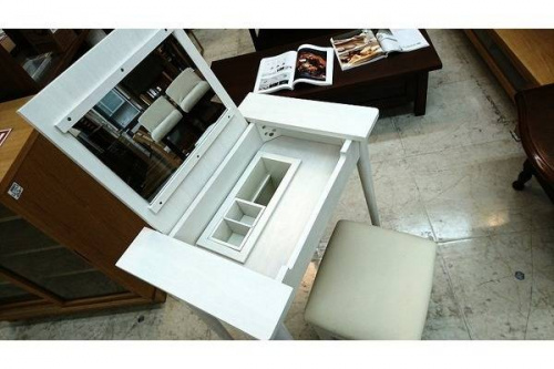 家具のドレッサー