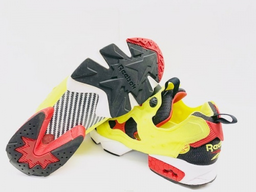 スニーカーのREEBOK　リーボック