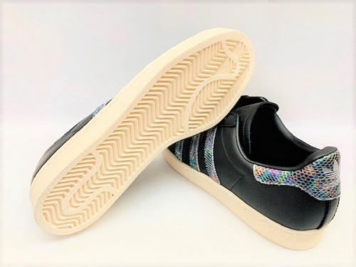 スニーカーのadidas　アディダス