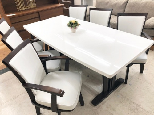 生活家具のテーブル