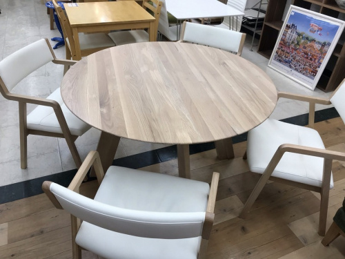 生活家具のテーブル