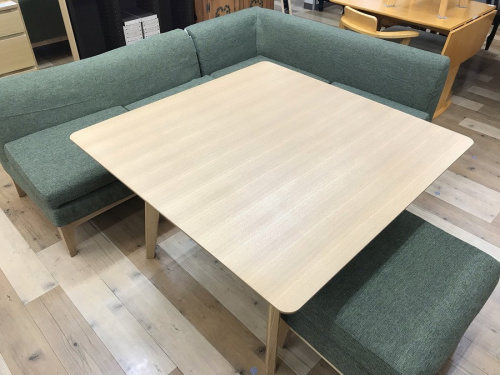 生活家具のテーブル