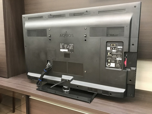 SHARP（シャープ）の2013年製の液晶テレビを展示中でございます