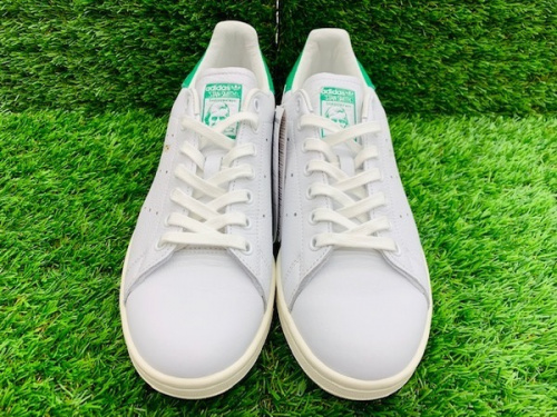 スニーカーのadidas　アディダス