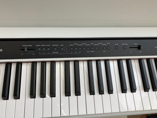 電子ピアノのコルグ