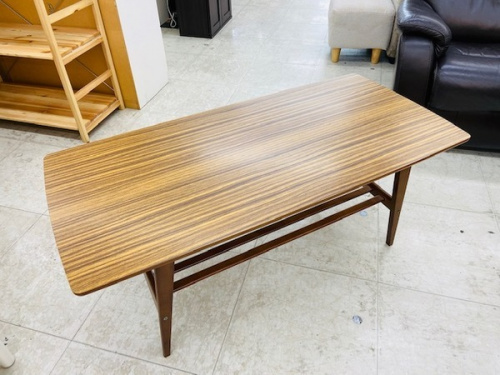 家具のテーブル