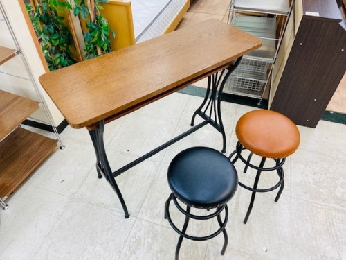 家具のテーブル