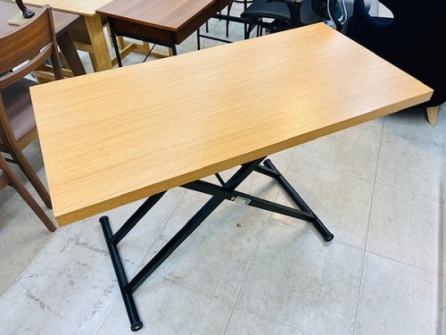 家具のテーブル