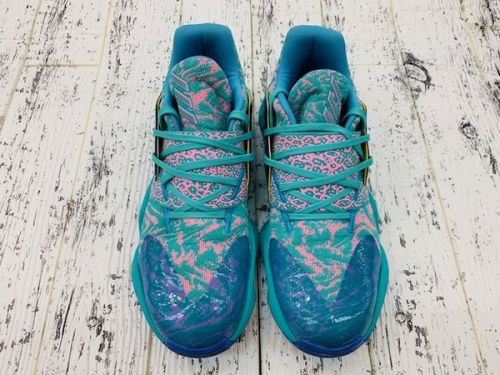 スニーカーのadidas アディダス