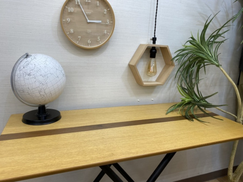 家具のテーブル