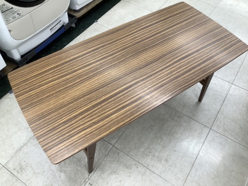 家具のテーブル