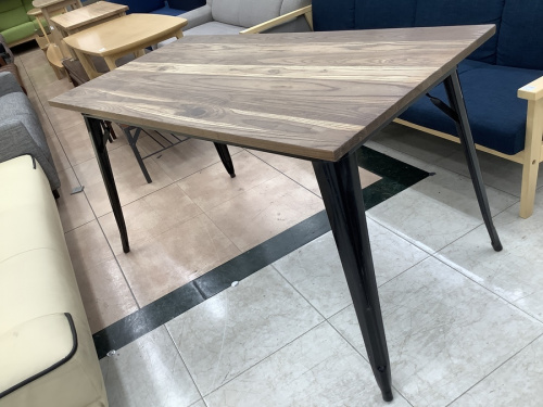 家具のテーブル