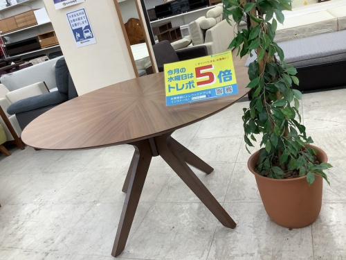 家具のテーブル