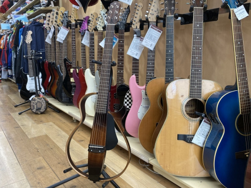 中古楽器店のギター
