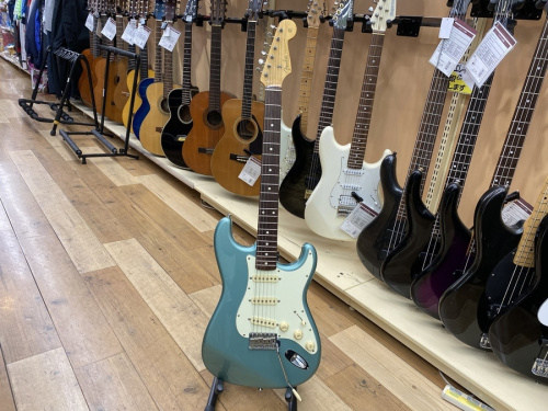 中古楽器店のギター