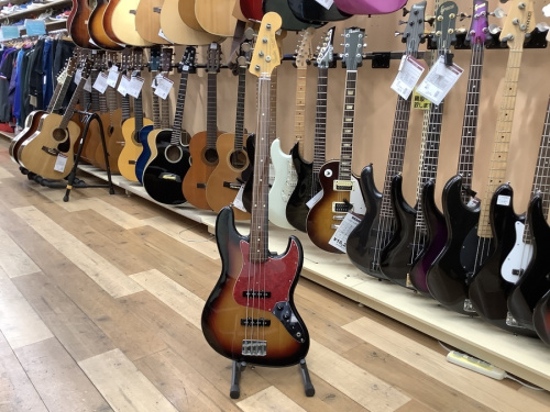 中古楽器店のギター