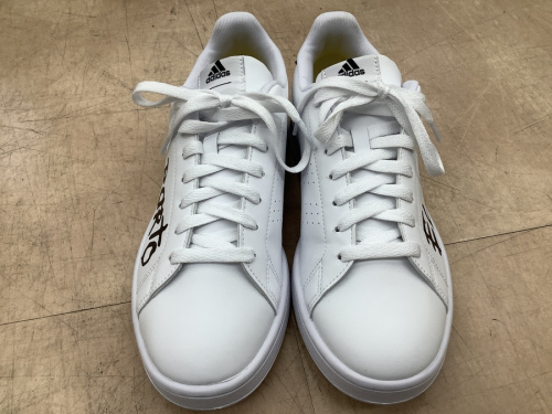 スニーカーのadidas アディダス