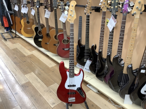 中古楽器店のギター