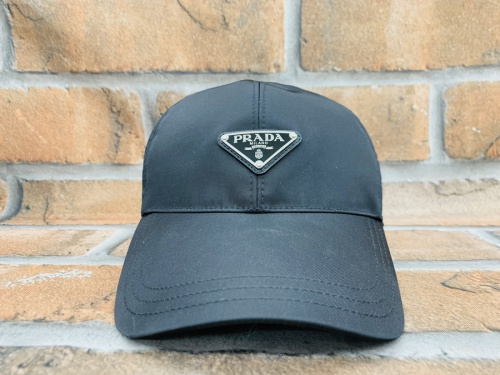 帽子のPRADA