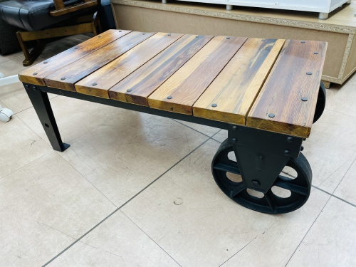家具のテーブル