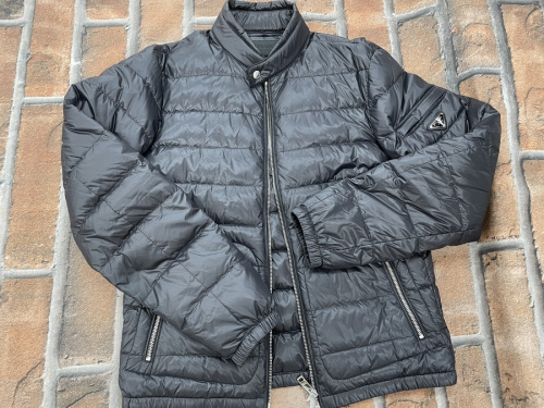 PRADAのダウンジャケット