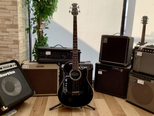 中古楽器店のベース