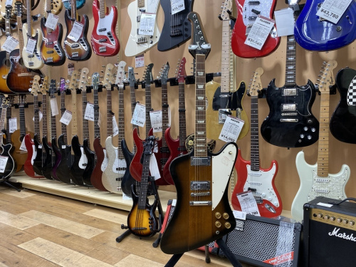 中古楽器店のベース