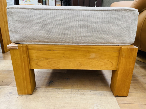 ウニコのオットマン付