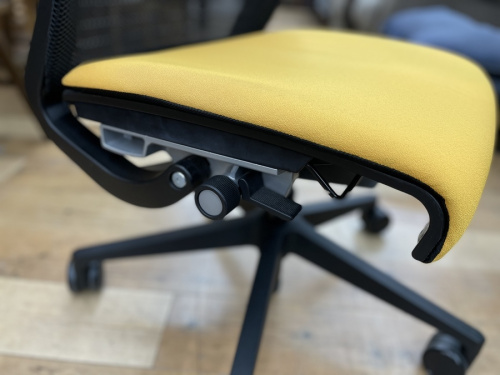 steelcaseのシンクチェア