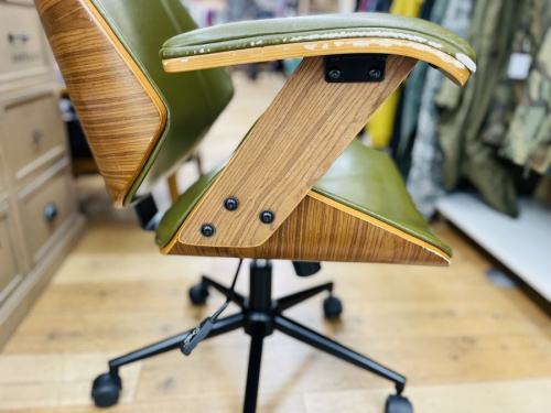 ケルサの回転式チェア