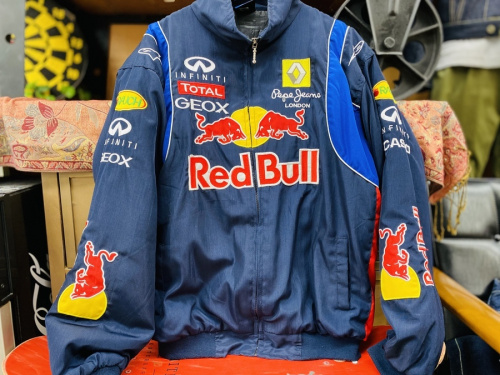 レーシングジャケットのRed bull