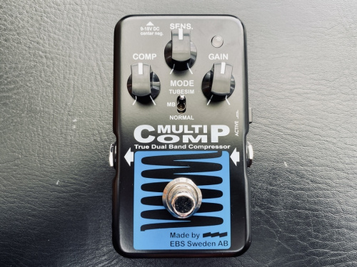 中古楽器店のエフェクター