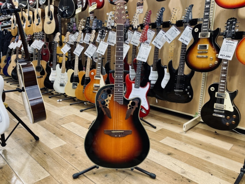 中古楽器店のギター