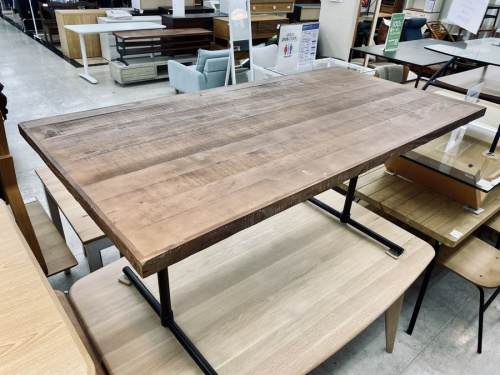 家具のテーブル