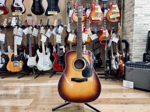 中古楽器店のギター