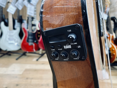 Lumber (ランバー) エレガットギター LCG5ENAが買取入荷しました