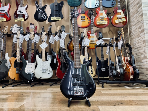 中古楽器店のベース