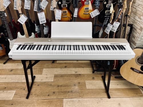 中古楽器店の電子ピアノ