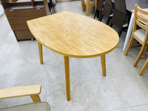 家具のテーブル