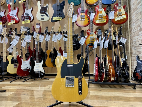 中古楽器店のギター